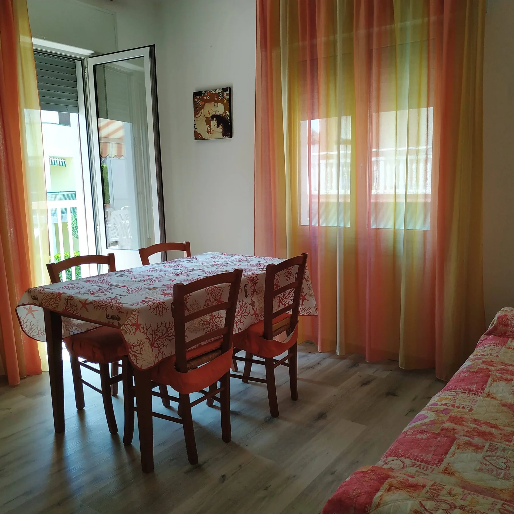 Appartamento 1: Soggiorno con zona pranzo e divano letto