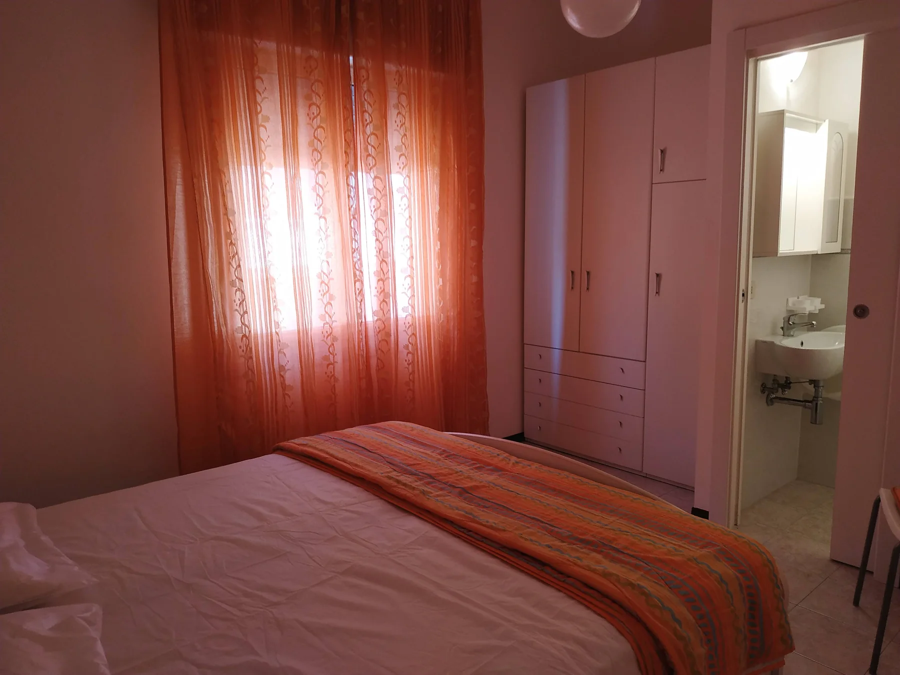 Appartamento 1: Camera matrimoniale con piccolo bagno privato