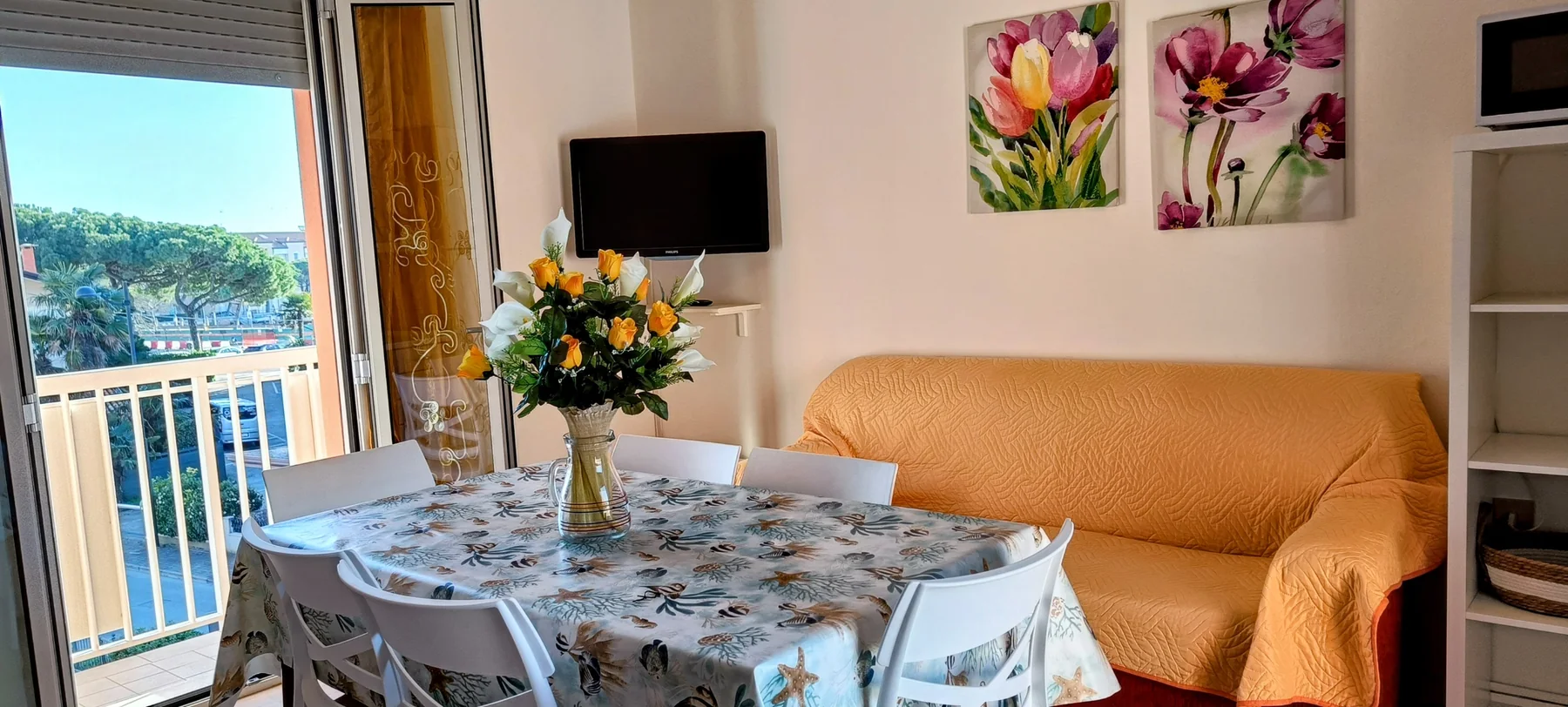 Appartamento 4: Cucina con vista sul porto peschereccio