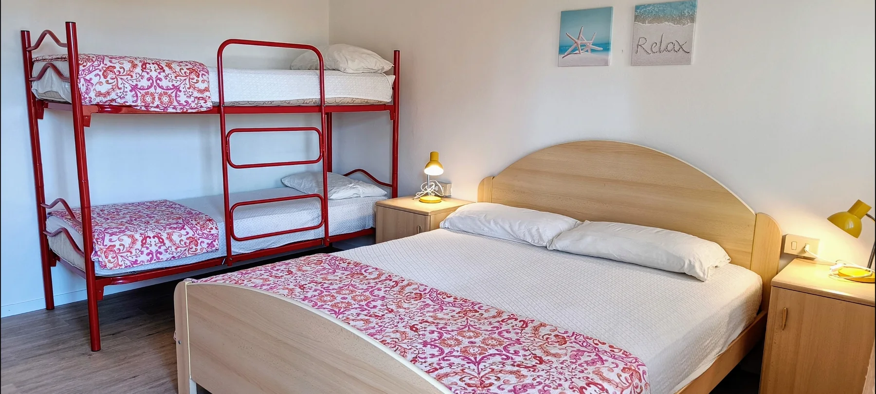 Appartamento 4: Camera con letto matrimoniale e letto a castello