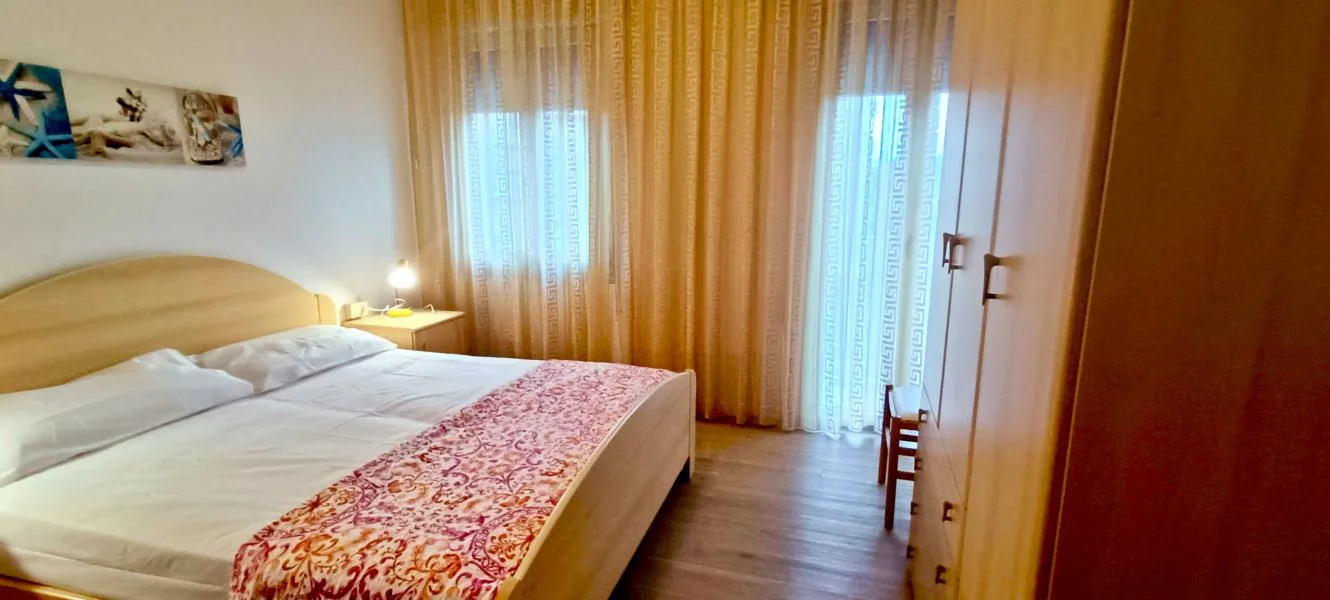 Appartamento 4: Camera con letto matrimoniale e letto a castello, seconda vista