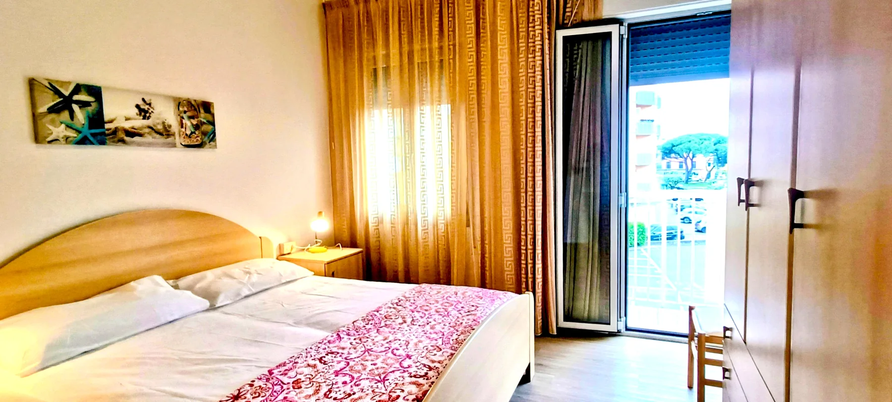 Appartamento 4: Camera con letto matrimoniale e letto a castello, terza vista