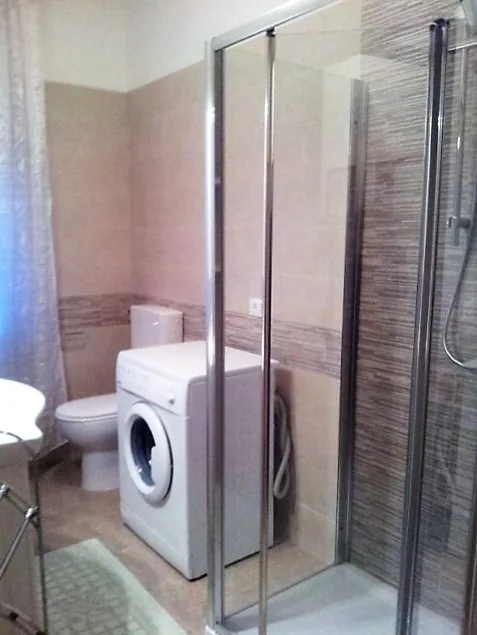 Appartamento 4: Bagno con box doccia e lavatrice